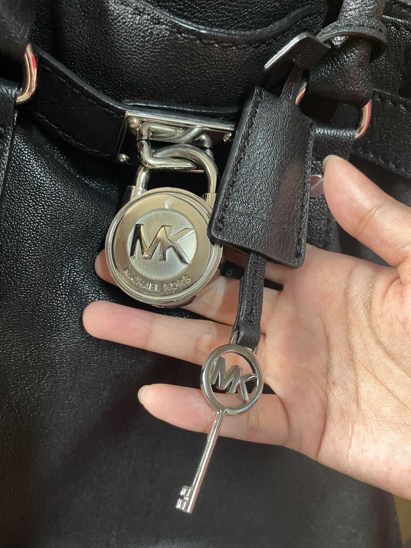Michael kors purse 2024 with lock and key