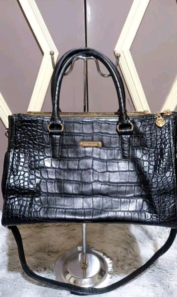 Nicole Miller Croc Two-Way Bag (Category: Luxury Bags & Wallets) located in Iligan City. Submitted by trendyandsassy (Listing ID 1243186666, Image 1). Description: 📌Like new 📌Three compartments 📌 Measurement L - 14.5 inches H- 9 inches 📌 Pretty in actual 📌 Pls add sf 📌 Payment through Gcash 📌 Yes to Shopee checkout.