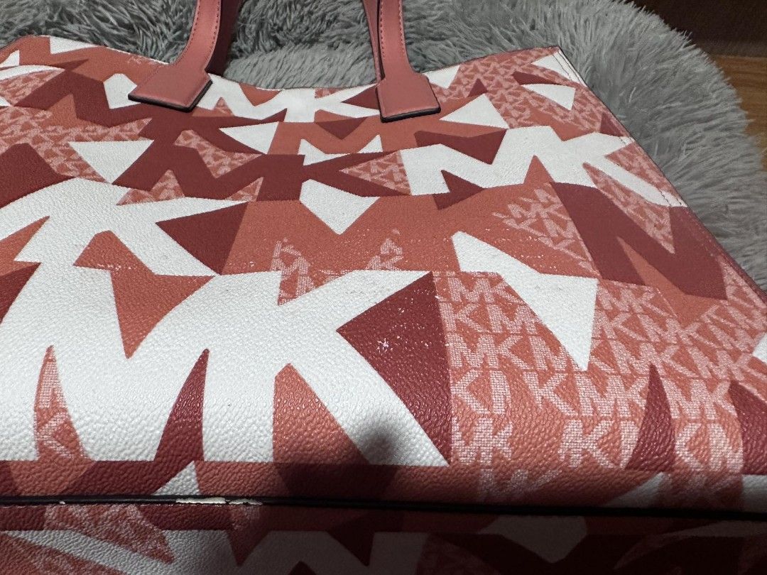 OTG bag (Category: Luxury Bags & Wallets) located in New Lucena. Submitted by VhilynShop (Listing ID 1243225126, Image 3). Description: Original Michael Kors Kenly OTG used only once nastore na lang just check the flaws on the picture na lang pm me for more details.