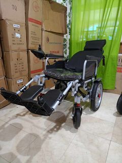 Riclining electric wheelchair