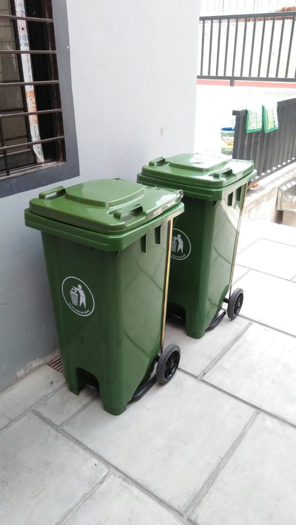 rolling trash bin, Furniture & Home Living, Cleaning & Homecare