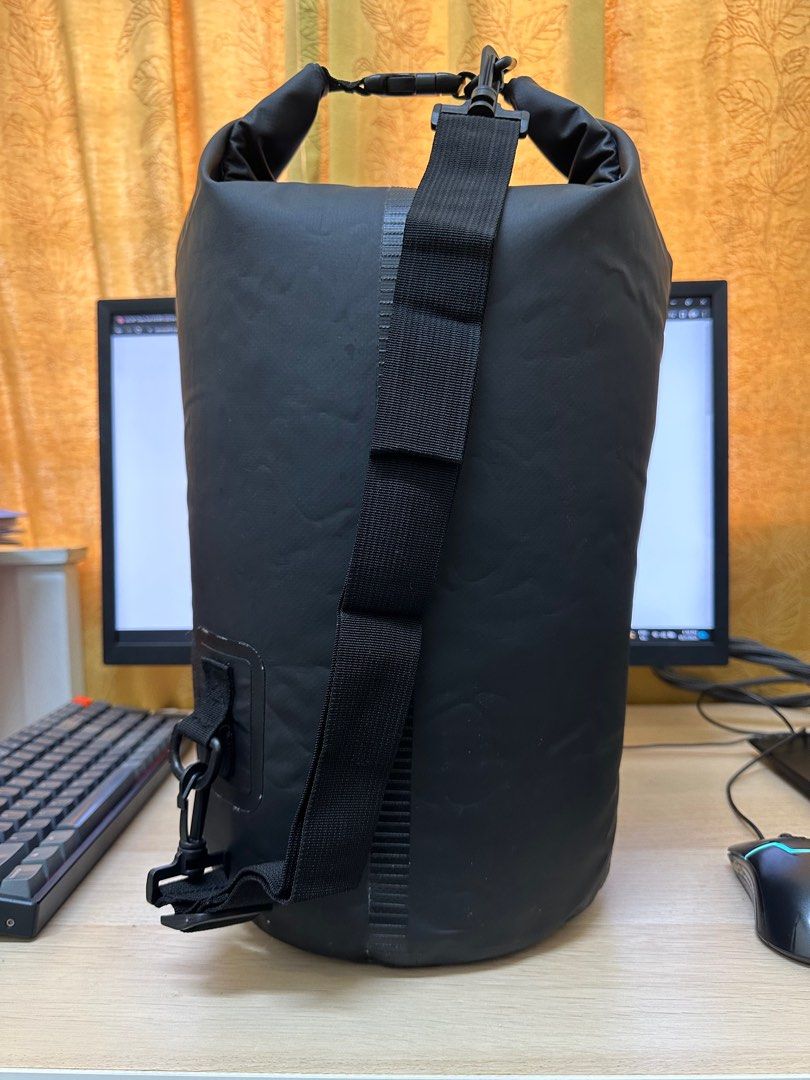Safebet 20L Waterproof dry Bag Sports Equipment Other Sports Equipment and Supplies on Carousell