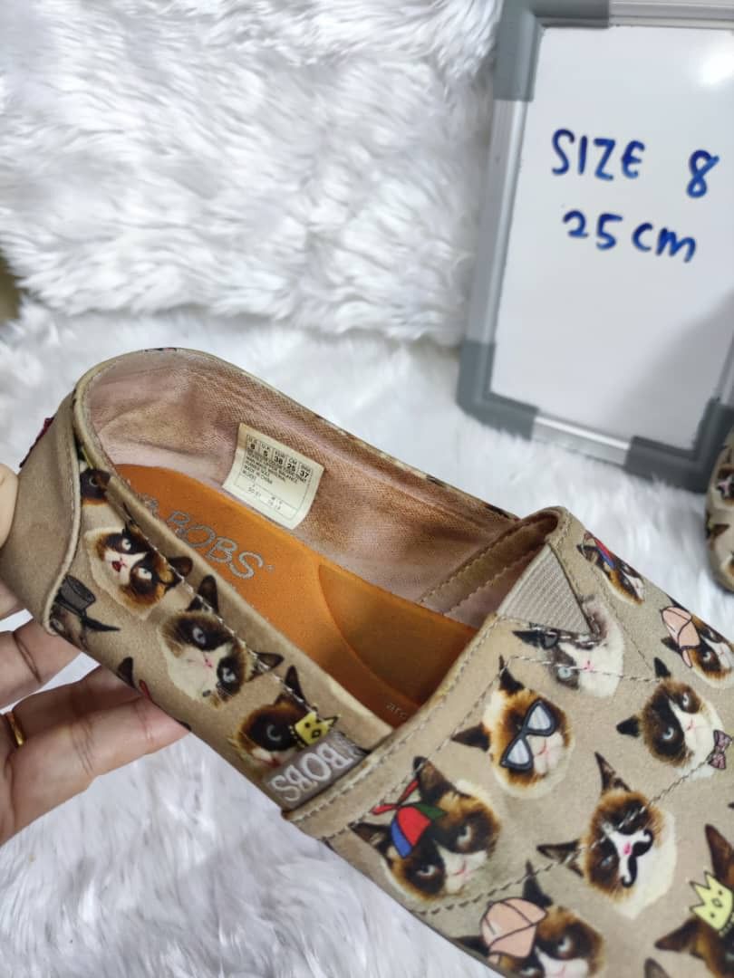 Toms grumpy cat shoes top