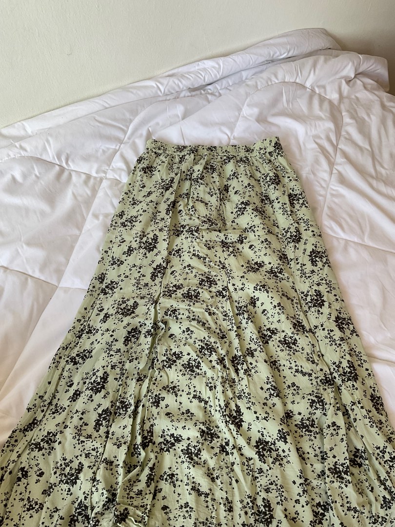 Flowy store floral skirt