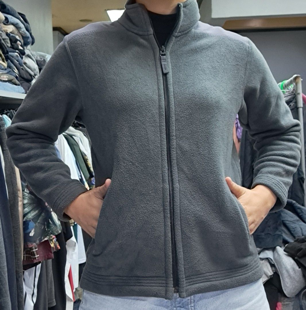 Uniqlo Gray Fleece Winter Jacket in SMALL with inside pocket