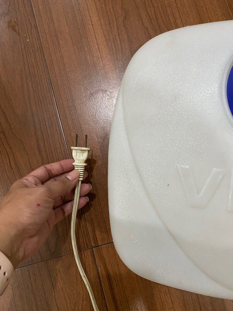 Vicks by Kaz (Category: Medical Supplies & Tools) located in Mandaluyong City. Submitted by lizdm (Listing ID 1243177302, Image 2). Description: 220v Vicks by Kaz vaporizer Shipping c/o buyer.