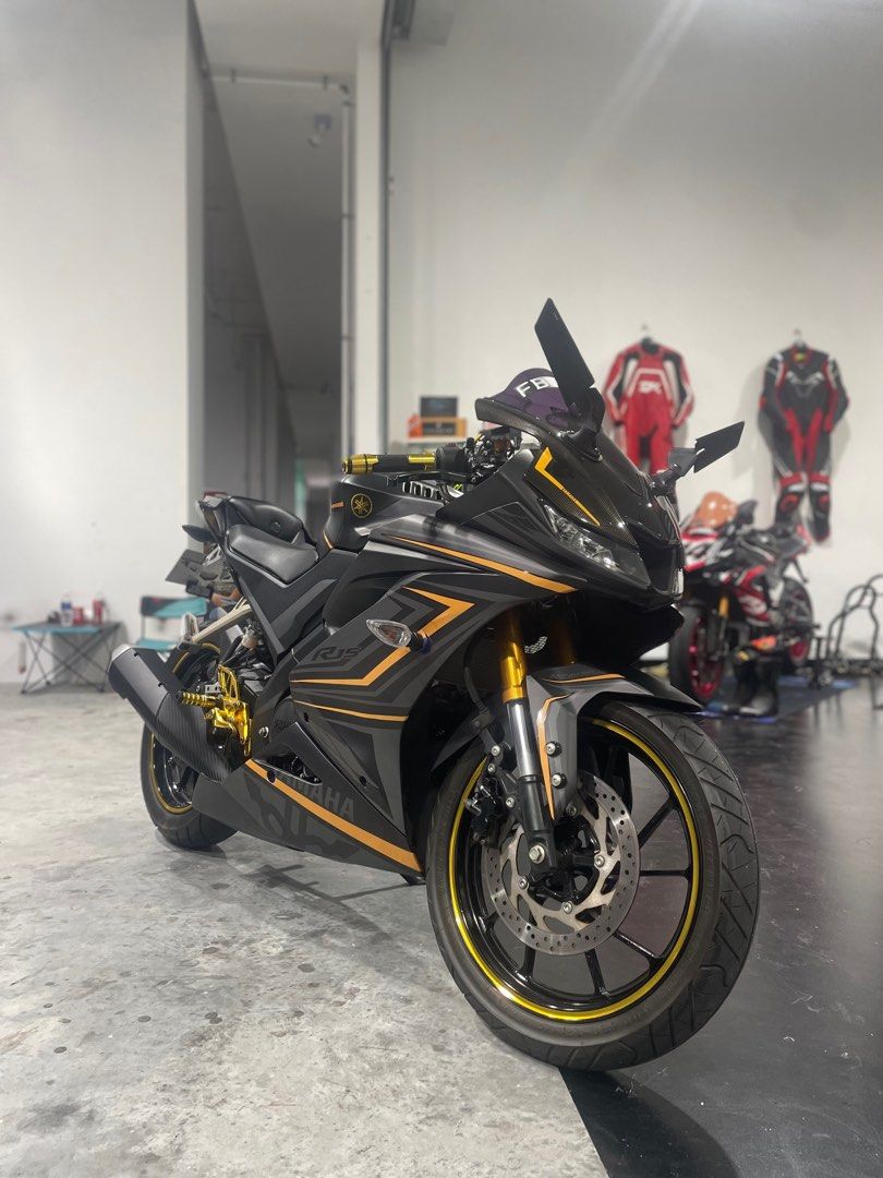 R15 v3 2025 black and yellow