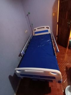 3 CRANKS HOSPITAL BED FOR SALE(USED FOR 2 DAYS ONLY)