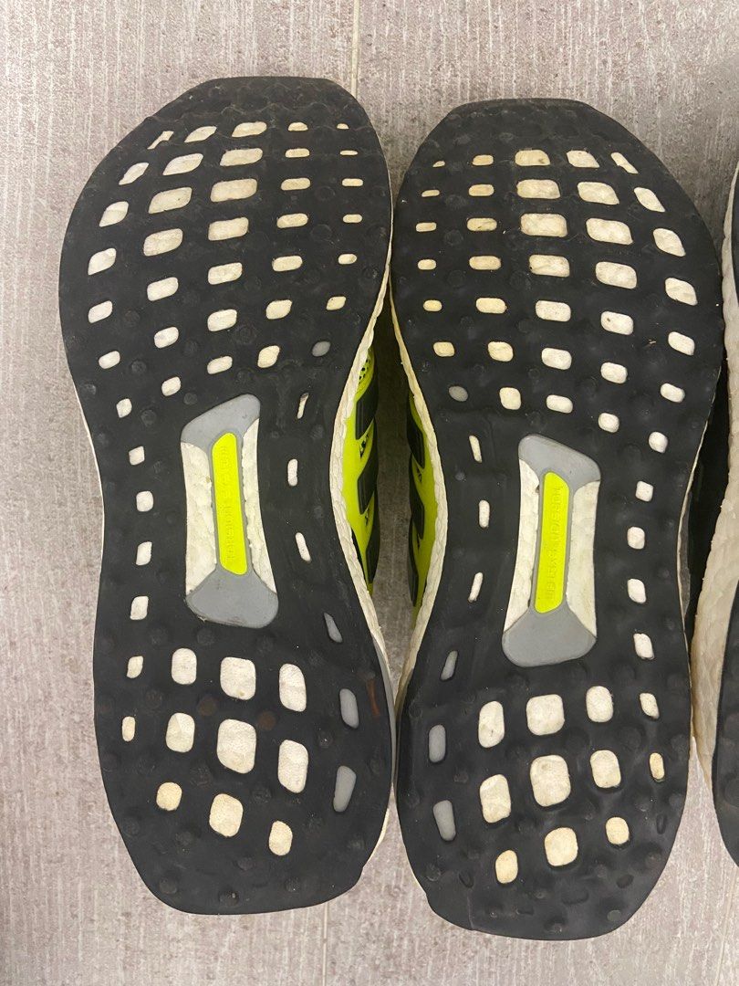 Adidas Ultraboost （分類：波鞋）位於 Hong Kong。 由 mzy417 提交（商品編號 1243375477，圖片 3）。簡介： 兩對US8一齊賣 使用狀況如圖 無盒 只限順豐交收。