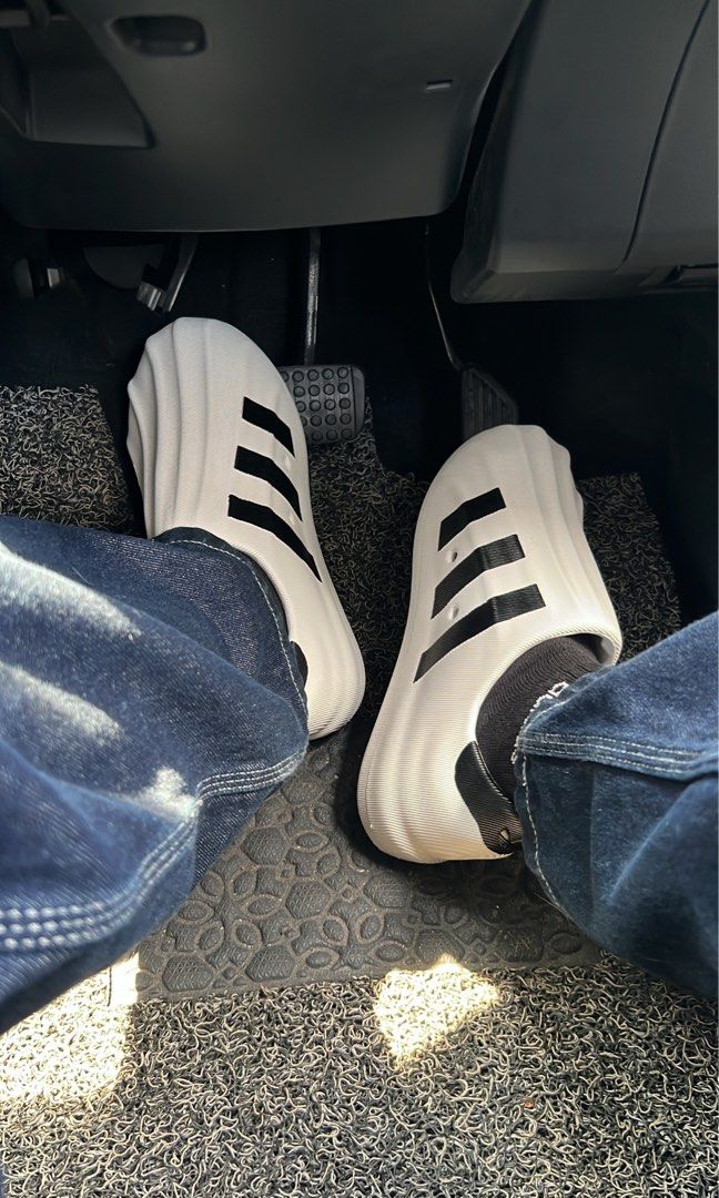 adifom on foot