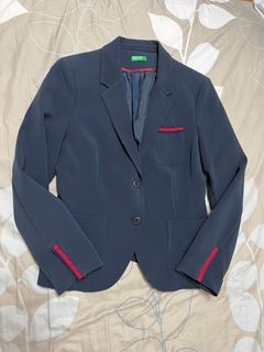 BENETTON班尼頓藍色有內裡合身西裝外套；肩寬35、胸圍約38、長度約63公分；售出不退；商品幾乎全新；甜甜價格販售