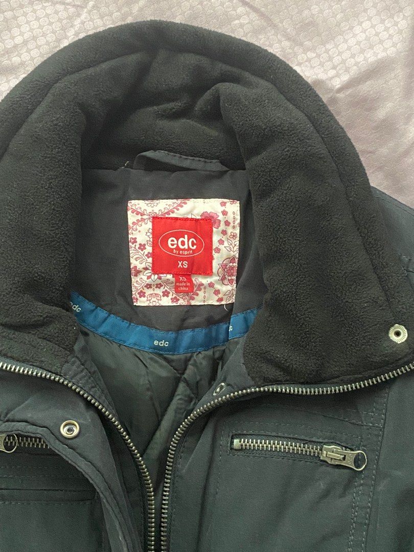 Black down jacket (Category: Coats, Jackets and Outerwear) located in Singapore. Submitted by charyard (Listing ID 1243321791, Image 3). Description: External: 70% cotton, 30% nylon Inner lining: 100% polyamide .