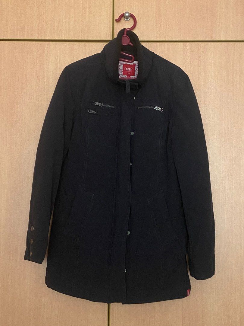 Black down jacket (Category: Coats, Jackets and Outerwear) located in Singapore. Submitted by charyard (Listing ID 1243321791, Image 1). Description: External: 70% cotton, 30% nylon Inner lining: 100% polyamide .