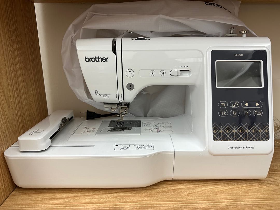 Brother SE700 刺繡機連63色刺繡線(Sewing and Embroidery Machine