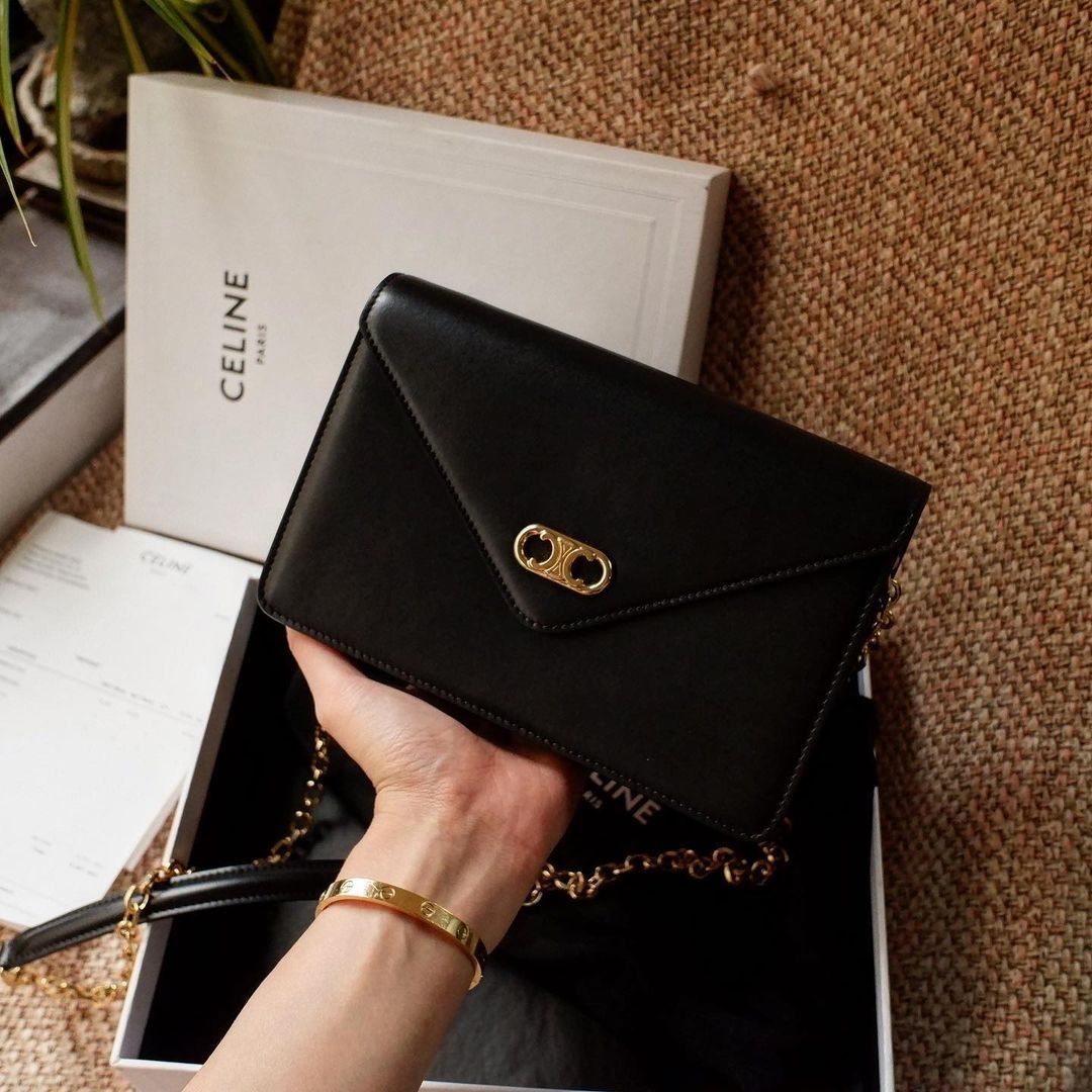 Maillon triomphe wallet on 2025 chain in shiny calfskin