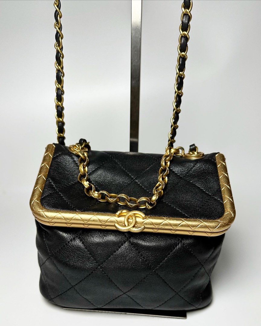 Chanel kiss lock bag 2020 on sale