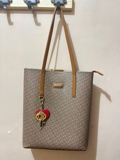 CLN- Vyanka Tote Bag, Women's Fashion, Bags & Wallets, Tote Bags on  Carousell