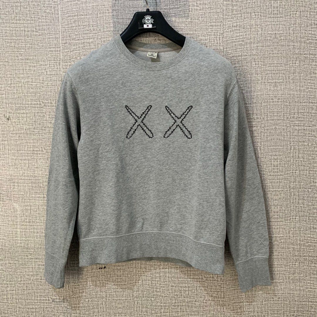 Uniqlo x kaws sales crewneck