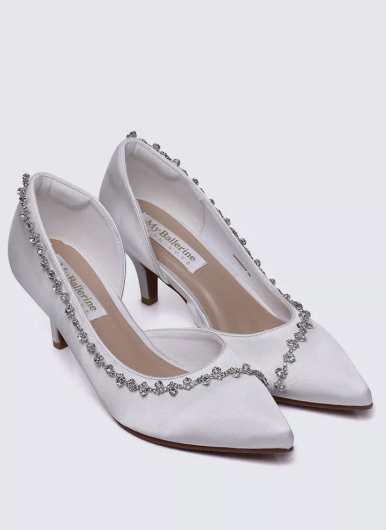 Dahlia Comfy Pumps Heels (Category: Heels) located in Singapore. Submitted by raraxfiah (Listing ID 1243392789, Image 1). Description: Its super pretty and dreamy. Easy to match with your outfits. Can be used to spice up your casual fit. Reason for selling: its slightly big on me Retail price: $70.90 selling for $50 and slight nego is allowed! https://www.myballerine.sg/collections/pumps/products/dahlia-comfy-pumps-in-ivory.