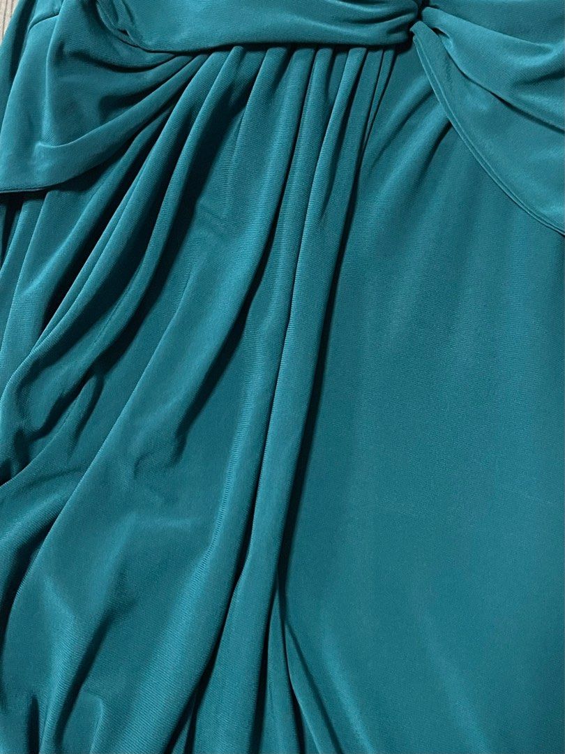 Details Long Jersey Dress (Category: Evening dresses & gowns) located in Pasig City. Submitted by monicayc (Listing ID 1243340760, Image 3). Description: Details emerald color long jersey dress Used once then stored Super stretchy material, can fit bigger sizes Shoulder - 13.5” Chest - 14.5” Waist - 12” Length 54” I am Normally a medium, this fits perfectly No haggling please 🙂.