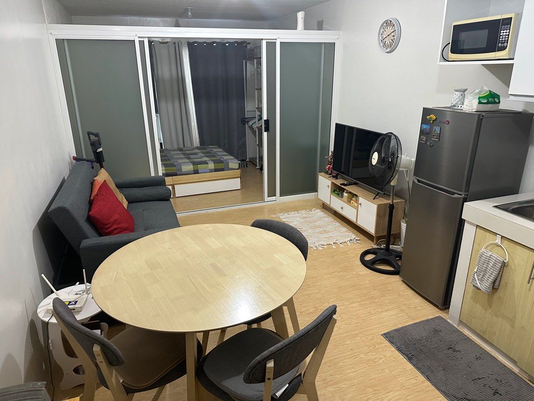 FOR RENT 1BR Condo Unit One Oasis Ortigas Condo (Category: Apartments & Condos) located in Pasig City. Submitted by trinal21 (Listing ID 1243322307, Image 1). Description: 1BR (glass enclosure) One Oasis Condominium For Rent (Direct Renters only please) LOCATION: Ortigas Avenue Ext, Pasig City UNIT DESCRIPTION: - 1Br 28 sqm - Toilet and Bath -Laundry cage in topmost floor FULLY FURNISHED: - 2-door Refrigerator - Induction Cooker -Android TV -Dini
