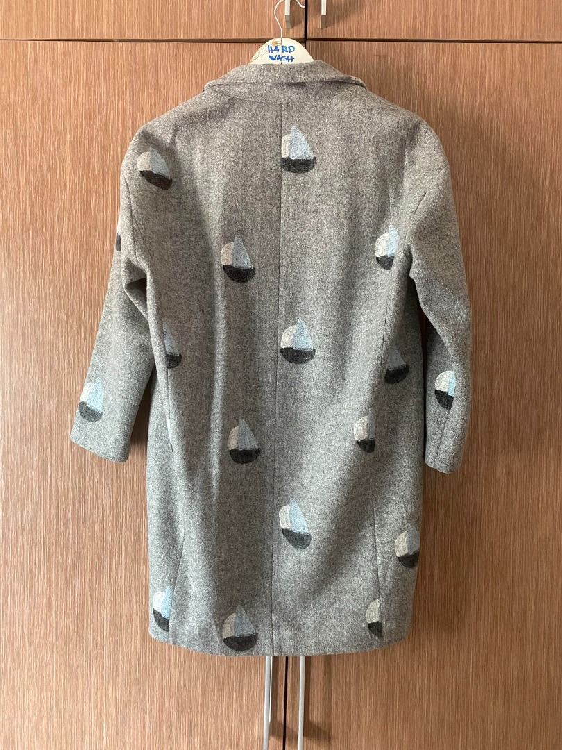 Gray Mid-Long Coat with Pattern (Category: Coats, Jackets and Outerwear) located in Paranaque City. Submitted by beesbd (Listing ID 1243312753, Image 2). Description: Gray patterned coat. Good for women's size large. Can fit women's XL if you do not have broad/wide shoulders. I personally used only 1 time. Bought this in a thrift store in Instagram for Php 800. For usability of this coat on winter, this will be good for temperatures around 8-15 d