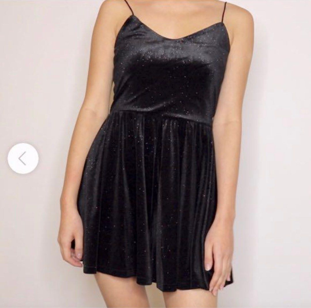 H&M Black Velvet Romper with glitters (Category: Rompers) located in Marikina City. Submitted by godesuh (Listing ID 1243365161, Image 3). Description: 🤍 Used only once for an event, like new 🤍 US 6 / Medium on tag.