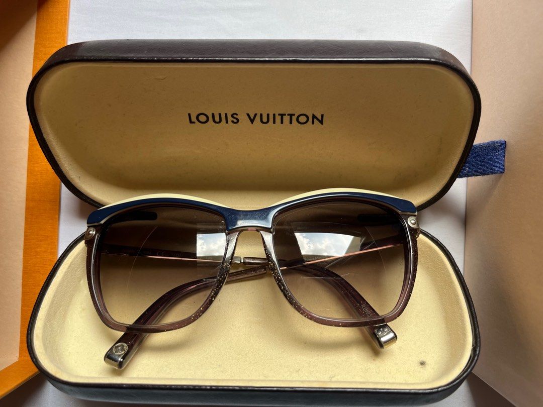 Louis Vuitton LV Fame Oval Sunglasses Black Acetate. Size E