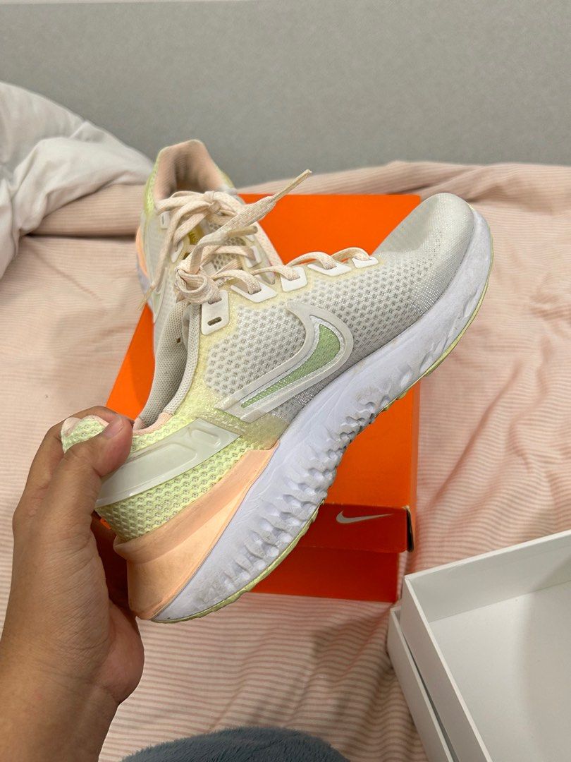 Nike top epic legend