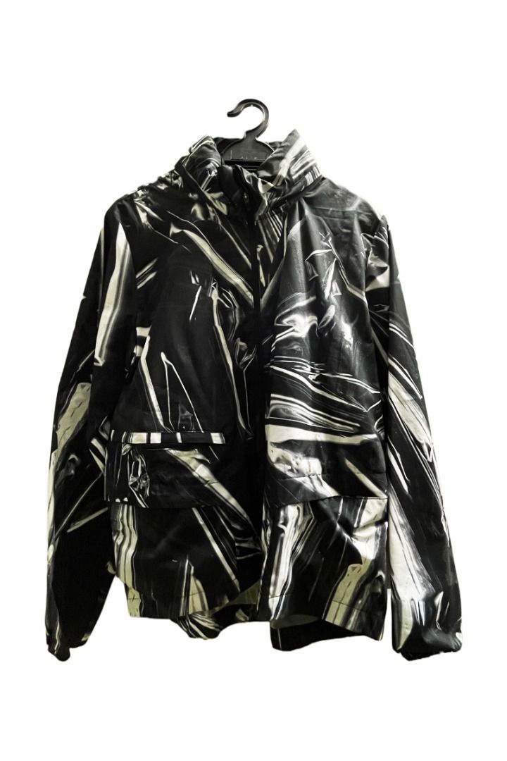Nike Women s Shield Flash Reflective Running Jacket Women s