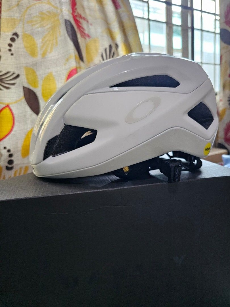 Oakley Aro3 White Oakley ARO3 Endurance MIPS Helmet, Matte