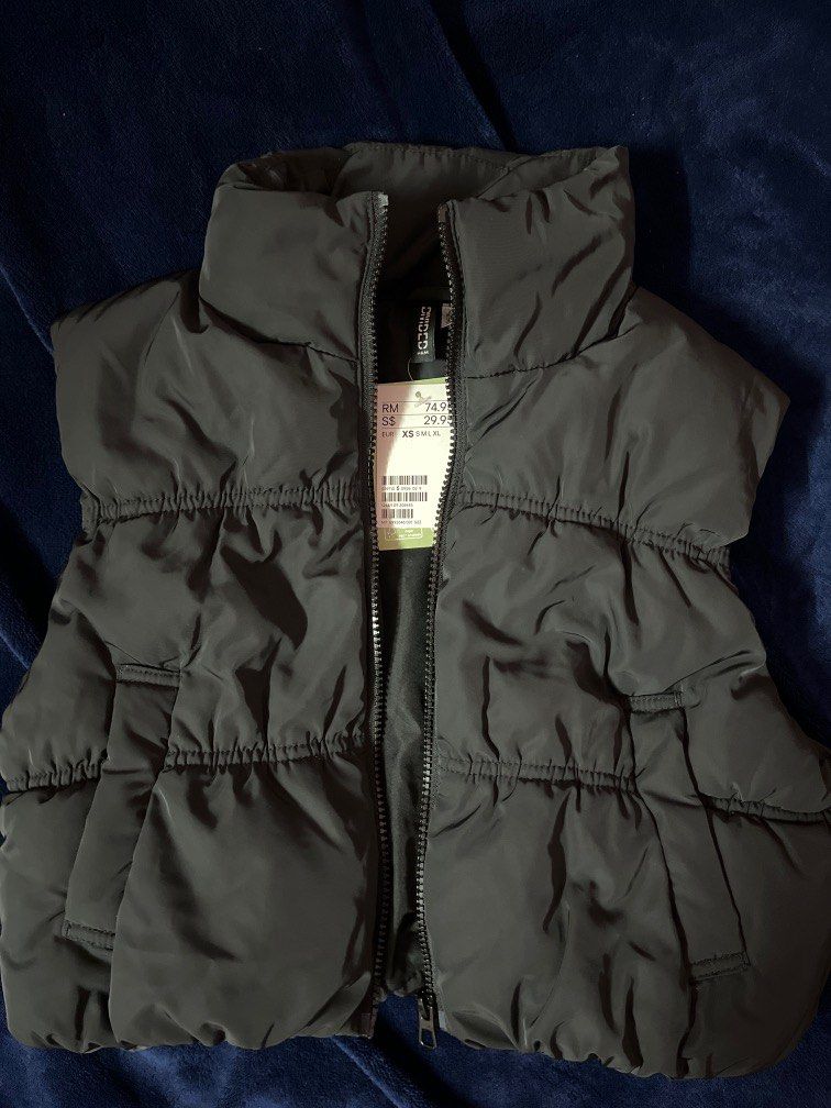 Puff Jacket (Category: Coats, Jackets and Outerwear) located in Kuala Lumpur. Submitted by f0rsy (Listing ID 1243452645, Image 1). Description: Pick-up/Postage/Lalamove Can nego, still have price tag on..
