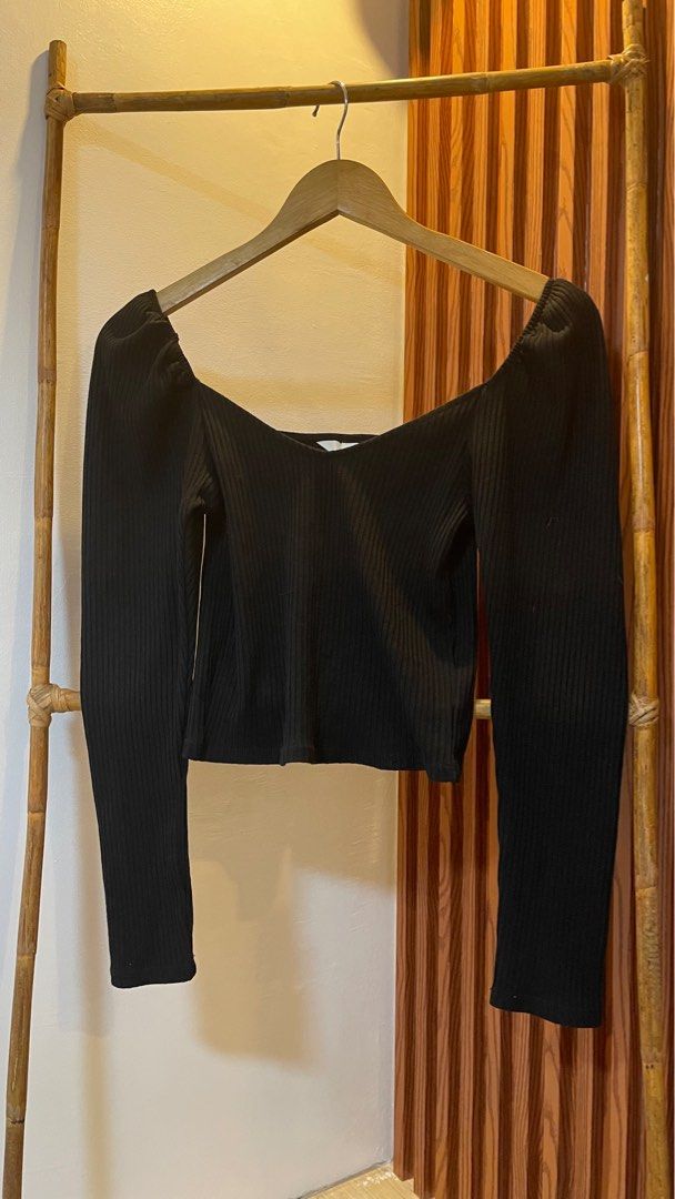 H&M Ribbed Top (Category: Dresses) located in Valenzuela. Submitted by chnlldd (Listing ID 1243402520, Image 2). Description: Worn once for few hours onliii Can fit up to Med & Large if wala bubelya Bought for 799 .