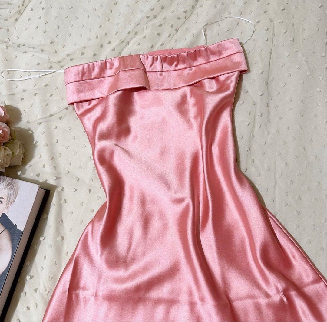 Satin long tube dresses (Category: Evening dresses & gowns) located in San Mateo. Submitted by ymgero (Listing ID 1243366173, Image 2). Description: Fits small to med Waist 28.