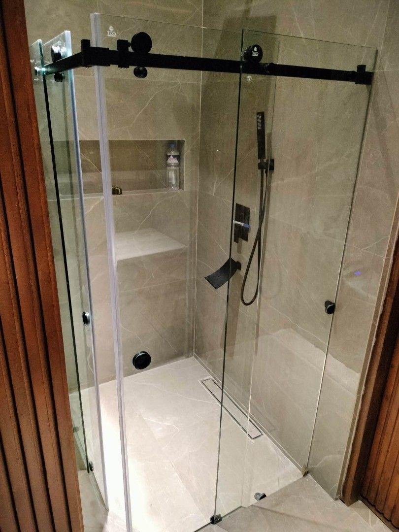 Shower enclosure on Carousell