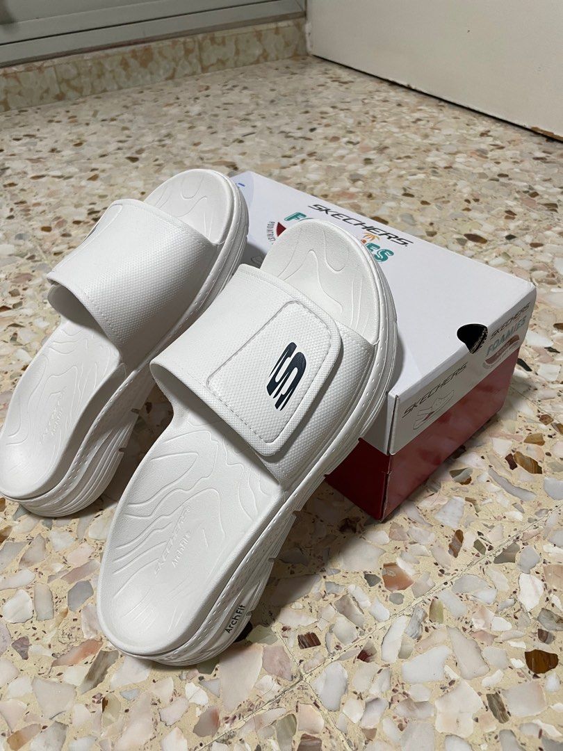 White skechers hotsell flip flops