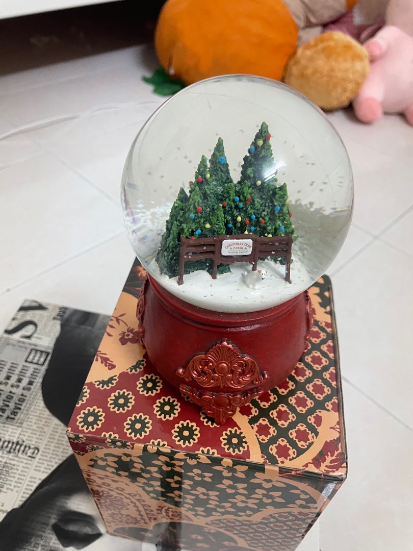 TAYLOR SWIFT CHRISTMAS TREE FARM SNOW GLOBE, Hobbies & Toys, Collectibles & Memorabilia, Fan