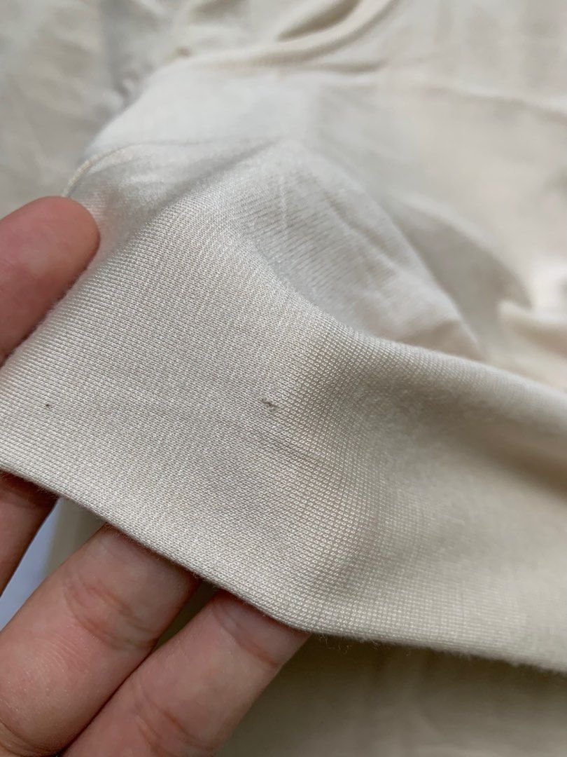 UNIQLO Heattech Cream Longsleeves (Category: Longsleeves) located in Dumaguete. Submitted by soflow (Listing ID 1243300121, Image 3). Description: Size M on tag Minor flaw: barely noticeable pinhole on right sleeve Shipping through Lbc .
