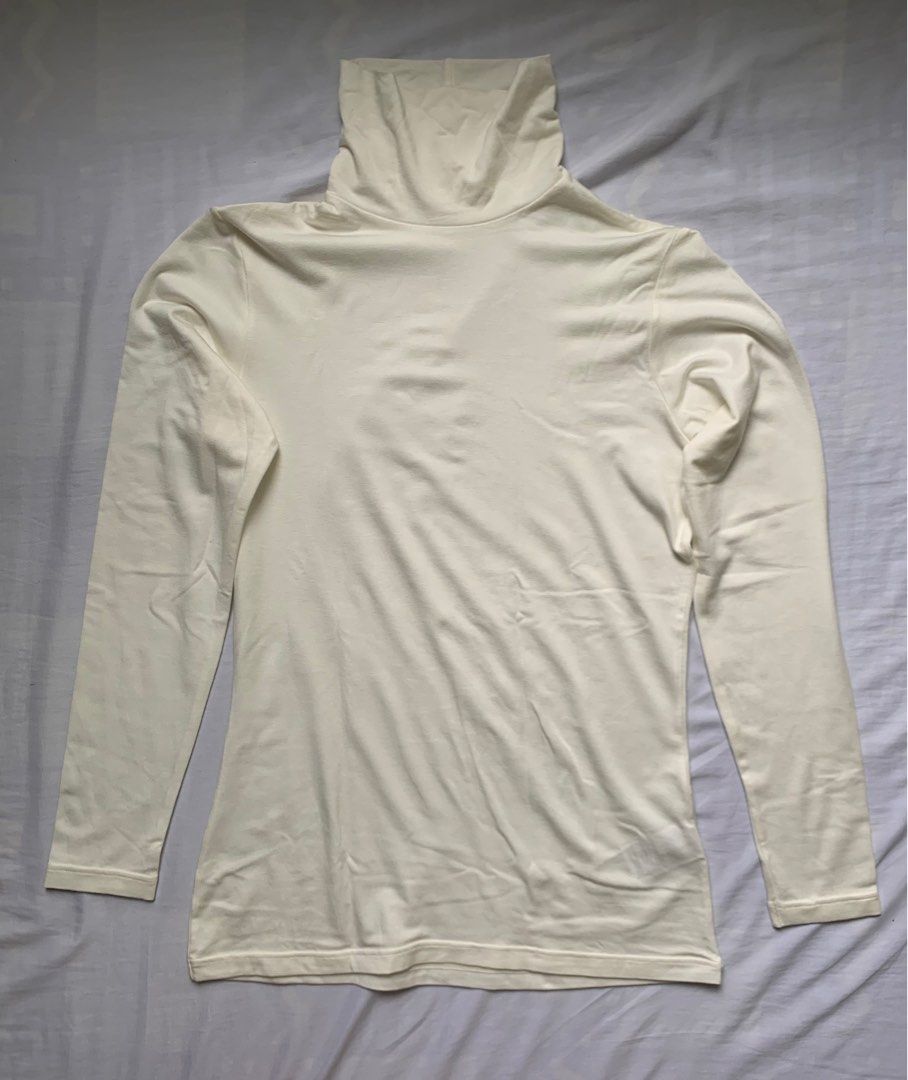 UNIQLO Heattech Turtleneck Longsleeve (Category: Longsleeves) located in Dumaguete. Submitted by soflow (Listing ID 1243300508, Image 1). Description: Like new condition. Ship through Lbc L on tag but runs smaller and fits M.