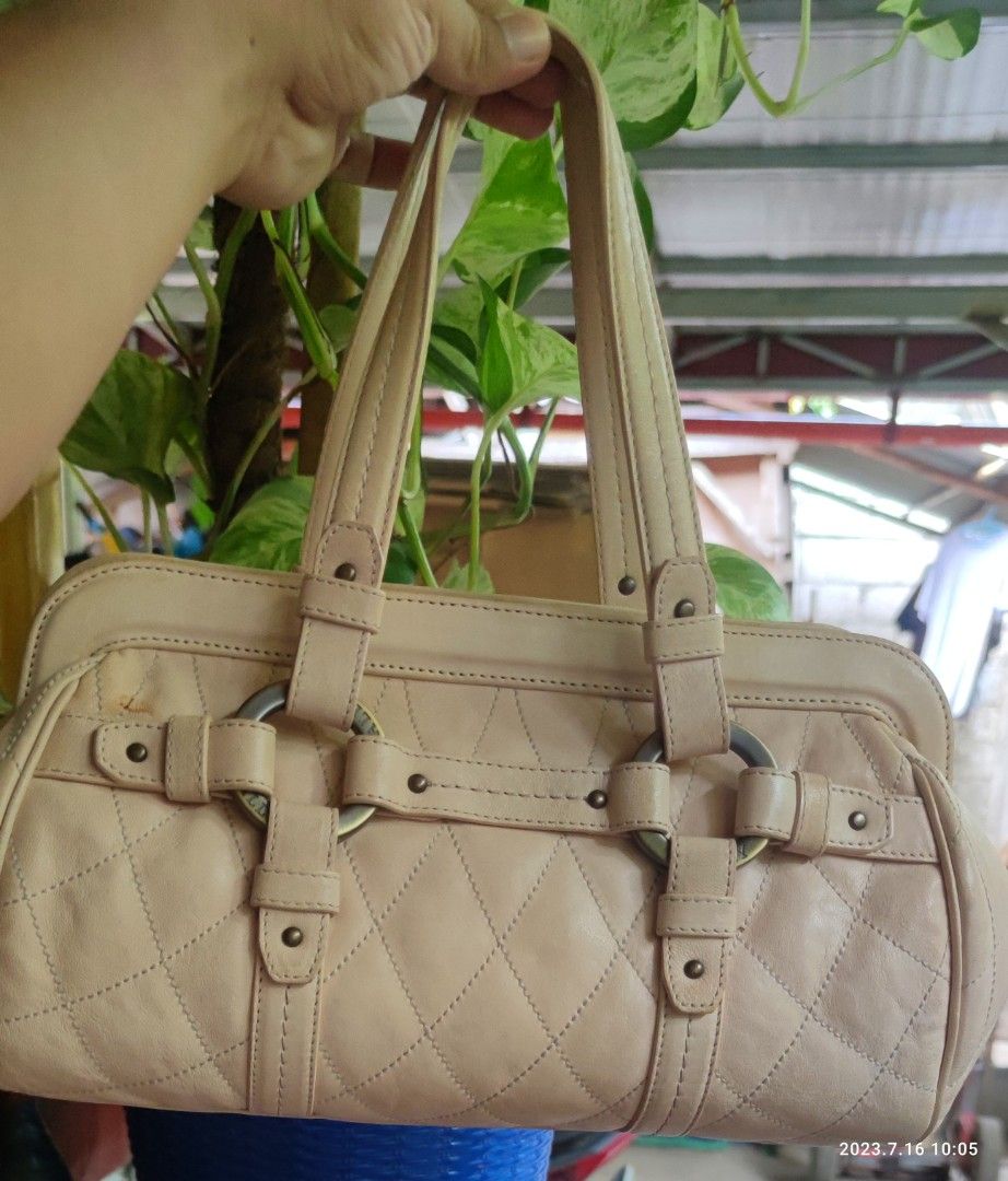 VINTAGE BALLY HAND BAG (Category: Luxury Bags & Wallets) located in Digos. Submitted by emmanuel28 (Listing ID 1243356779, Image 2). Description: VINTAGE BALLY LEATHER HAND BAG COLOR BEIGE IN ACTUAL IN PRESTINE CONDITION NEED MILD CLEAN FOR RESTORATION NO ISSUE BUYER SHOULDERS SHIPPING FEE LOCATION: DAVAO DEL SUR.