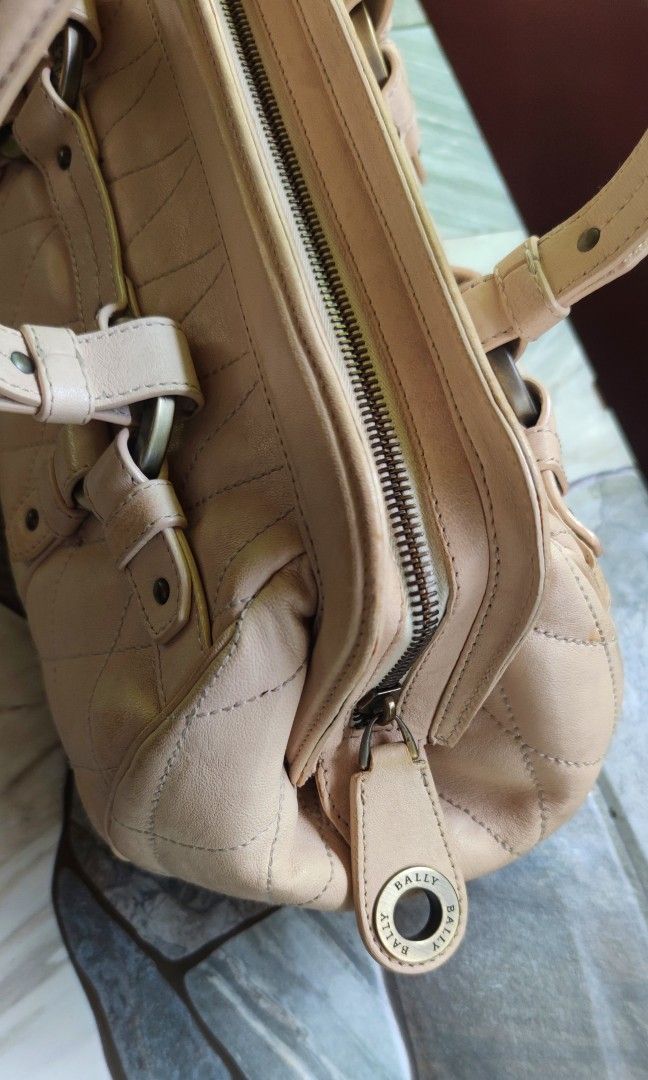 VINTAGE BALLY HAND BAG (Category: Luxury Bags & Wallets) located in Digos. Submitted by emmanuel28 (Listing ID 1243356779, Image 3). Description: VINTAGE BALLY LEATHER HAND BAG COLOR BEIGE IN ACTUAL IN PRESTINE CONDITION NEED MILD CLEAN FOR RESTORATION NO ISSUE BUYER SHOULDERS SHIPPING FEE LOCATION: DAVAO DEL SUR.