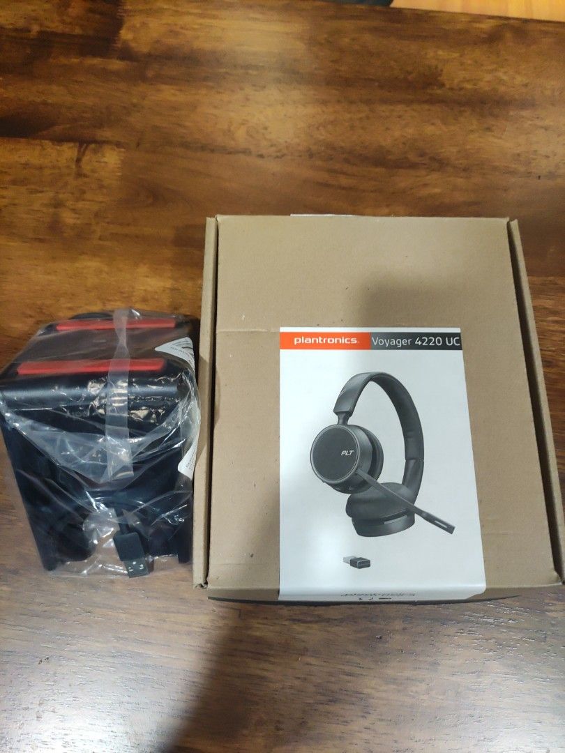 Voyager 4220 UC with Charge Stand Audio Headphones Headsets on