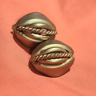 Vtg gold clip-on nut-shaped earrings