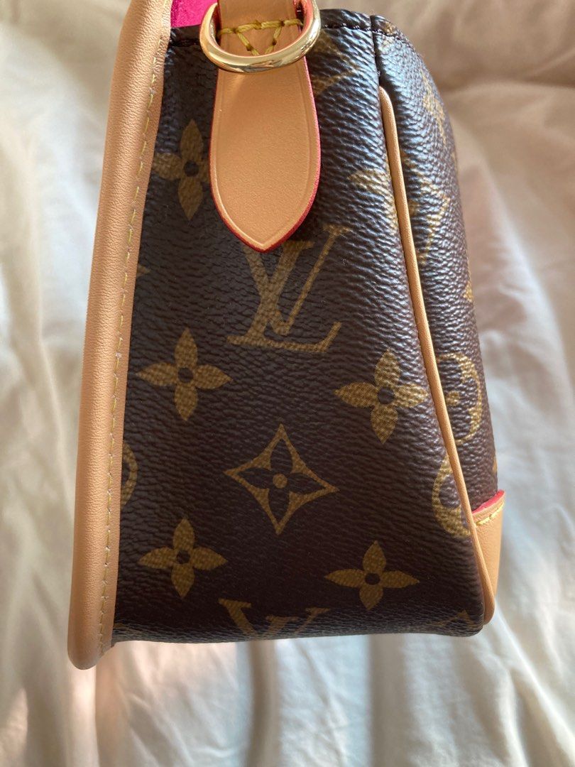 Lot - A handbag marked Louis Vuitton (Petit Palais) with pink handle  protecting scarf