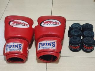 Twins Red Boxing Gloves 10 oz
