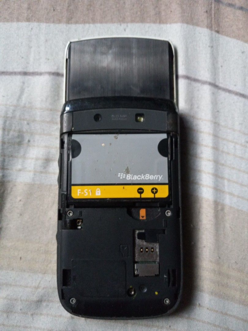 Broken Blackberry torch 9800 (Category: Early Generation Mobile Phones) located in Manila. Submitted by freespace01 (Listing ID 1243707718, Image 3). Description: blackberry 9800 not working tagal na nakatambak last problem before I stopped using it way back in college is yung cable flex connecting the slide to the screen siguro mga 200 lang ata yun sa shopee and you'll probably need to buy a new housing kasi wala na yung back cover.