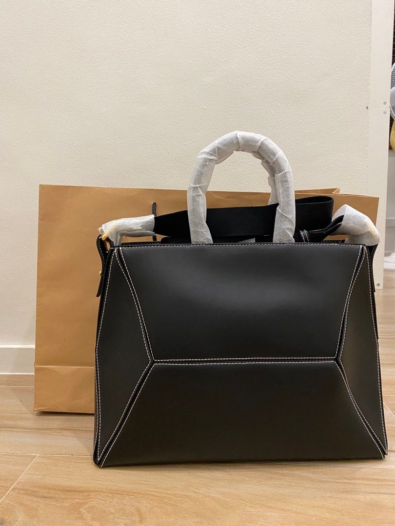 Charles & Keith Nasrin Bag (Black) (Category: Shoulder Bags) located in Antipolo. Submitted by abc__mart (Listing ID 1243650679, Image 1). Description: Brand new Bought in SG w/ dust bag, protective foam etc! https://www.charleskeith.com/ph/bags/CK2-30781908_BLACK.html.