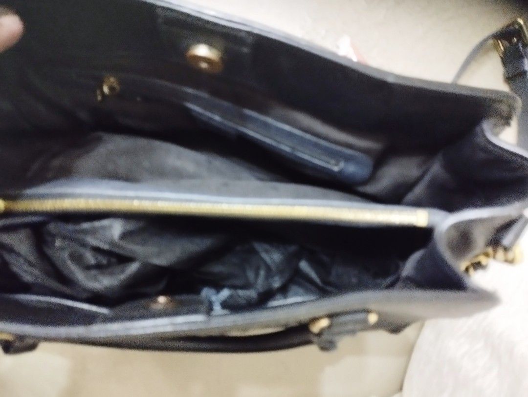 DAKS Luxury Bag (Category: Shoulder Bags) located in Marikina City. Submitted by izzy_00 (Listing ID 1243620561, Image 3). Description: Looks new. No issue. super ganda ng leather nito.❤️ The buyer will shoulder the shipping fee. payment Tru Maya transfer only if you want more bags please see my listings.