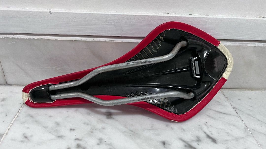 Selle De Vélo Fizik Antares - Largeur 141 Mm, Rails K:ium - Noir/rouge édition équipe - Neuf