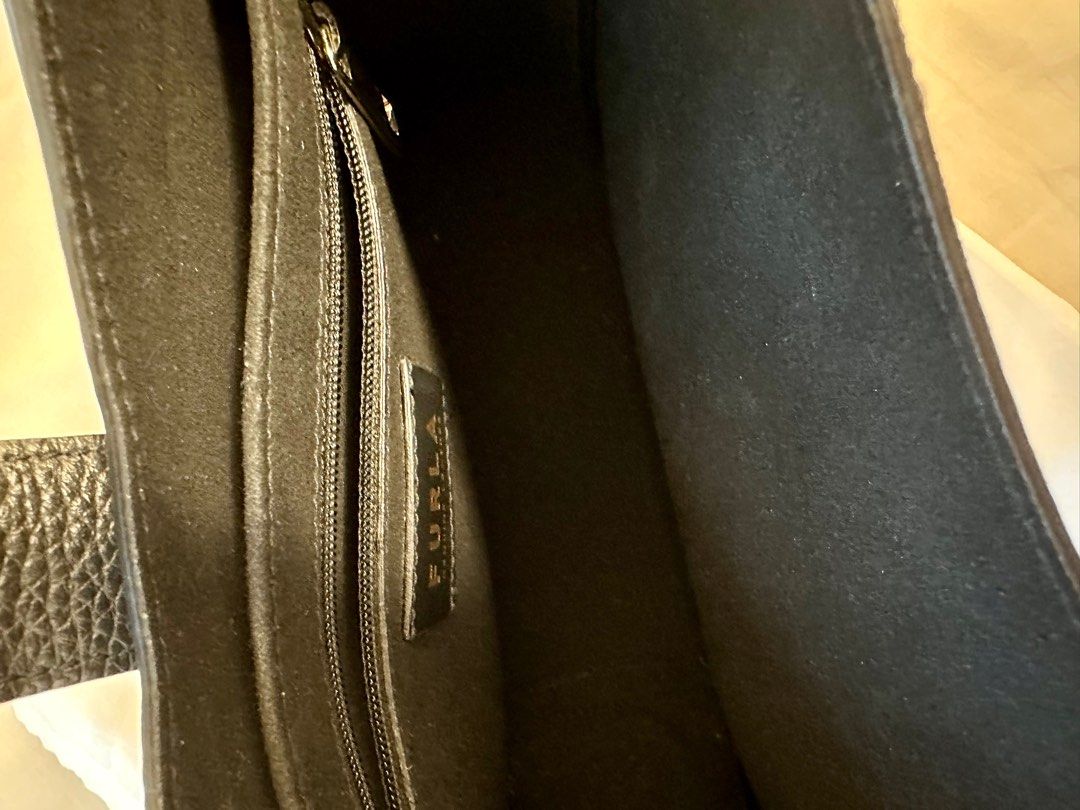 Furla Sofia Grainy Hobo Bag in size S 單肩包, 名牌, 手袋及銀包